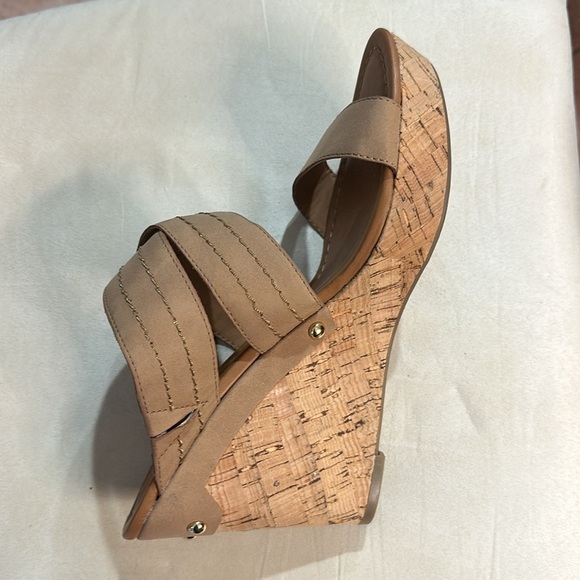 Tommy Hilfiger Tan Wedge Sandal Size 9.5 - Picture 3 of 11